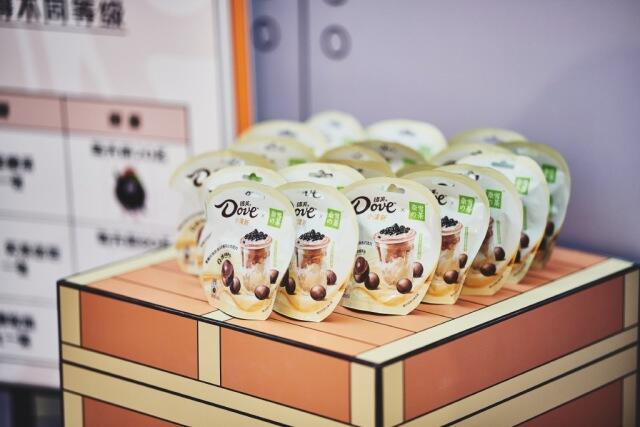 奈雪x德芙联名打造「Q弹宝密局」。-广告人干货库