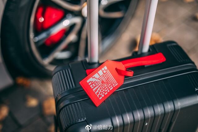 倍耐力x万宝龙再度联名出登机旅行箱。-广告人干货库