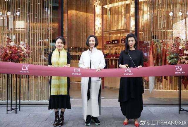 Boucheron 宝诗龙发布冬季假日广告。-广告人干货库