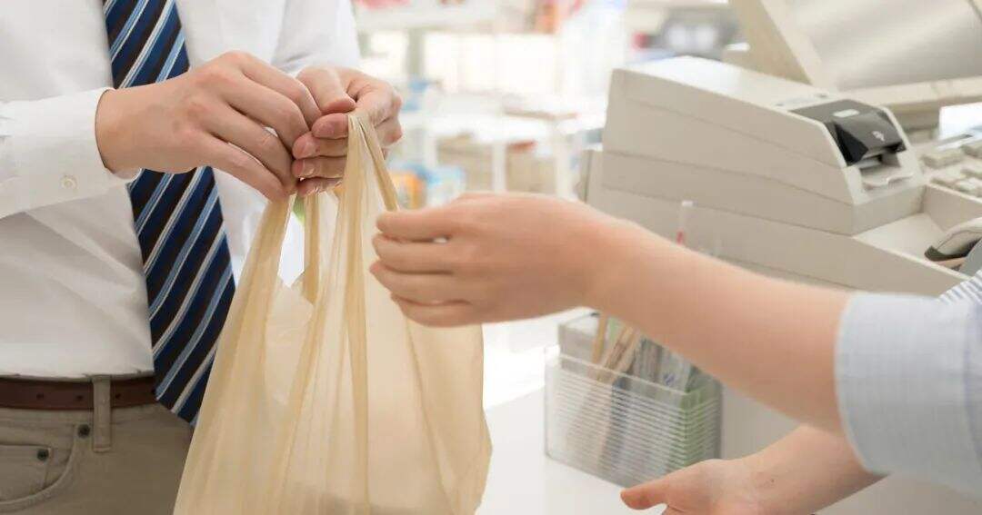 广告人干货库 日本罗森在塑料袋上印小说,这创意给满分!-广告人干货库