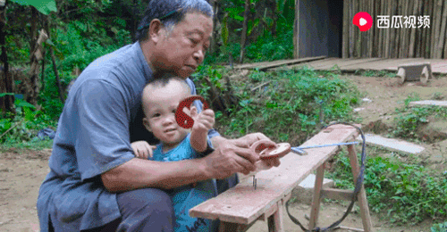 广告人干货库 继李子柒后,阿木爷爷外网走红,被称为“中国最牛设计师”-广告人干货库