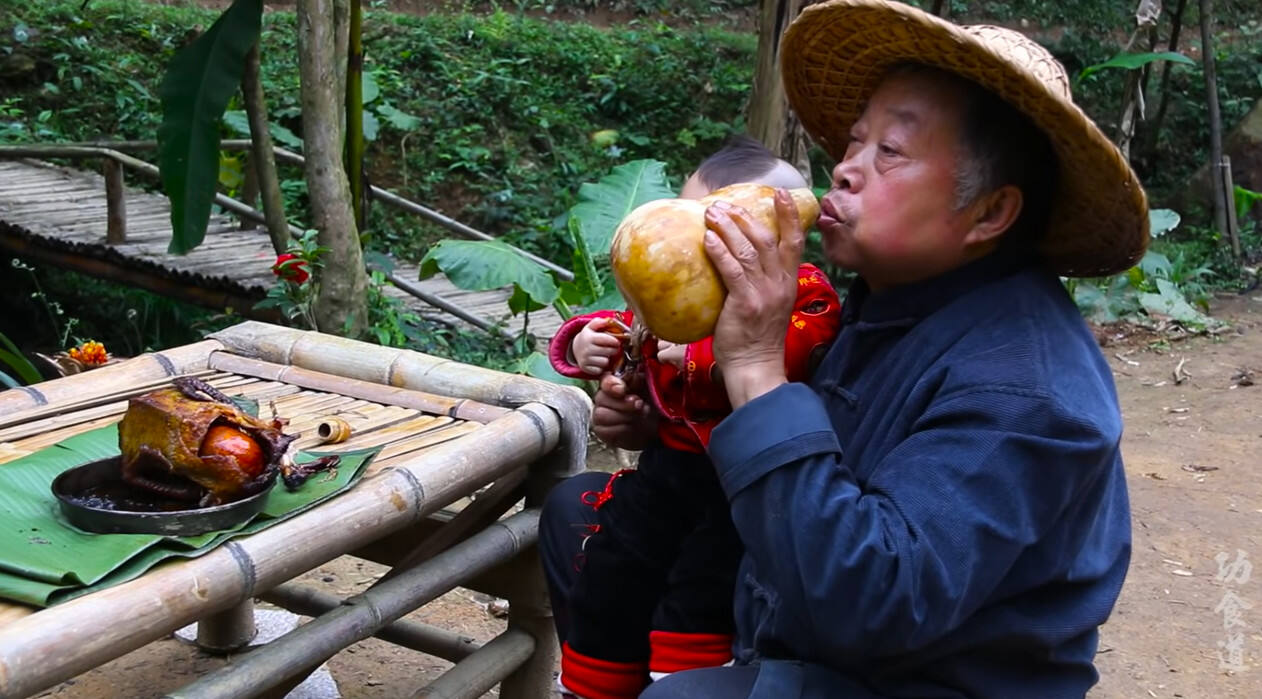 广告人干货库 继李子柒后,阿木爷爷外网走红,被称为“中国最牛设计师”-广告人干货库
