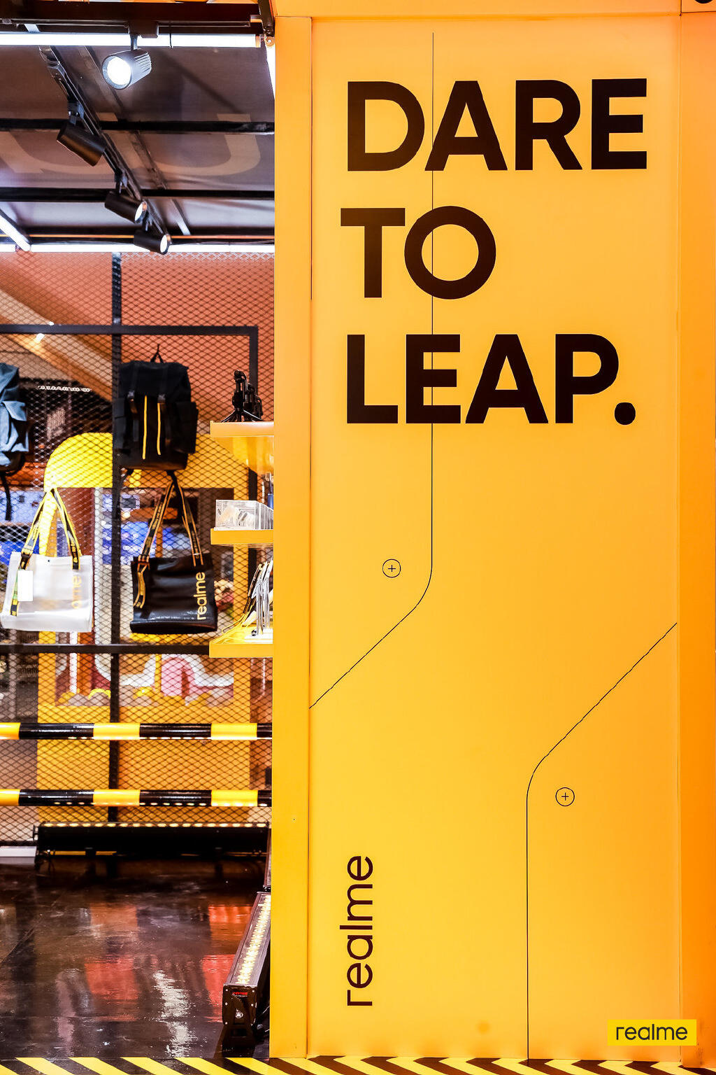 Realme 打造科技潮玩快闪店-广告人干货库