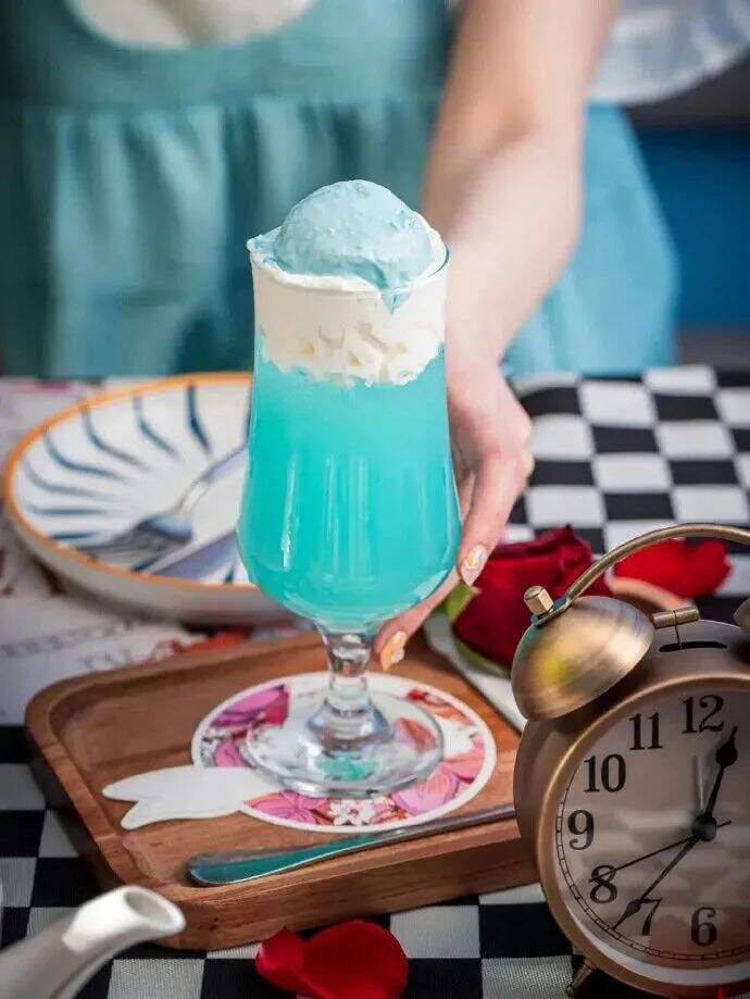 卡姿兰x必胜客的“下午茶”主题彩妆包装，梦回爱丽丝！-广告人干货库