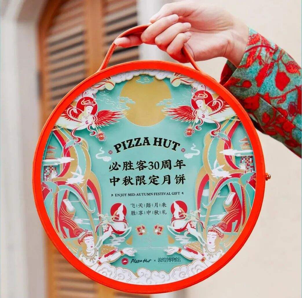 卡姿兰x必胜客的“下午茶”主题彩妆包装，梦回爱丽丝！-广告人干货库