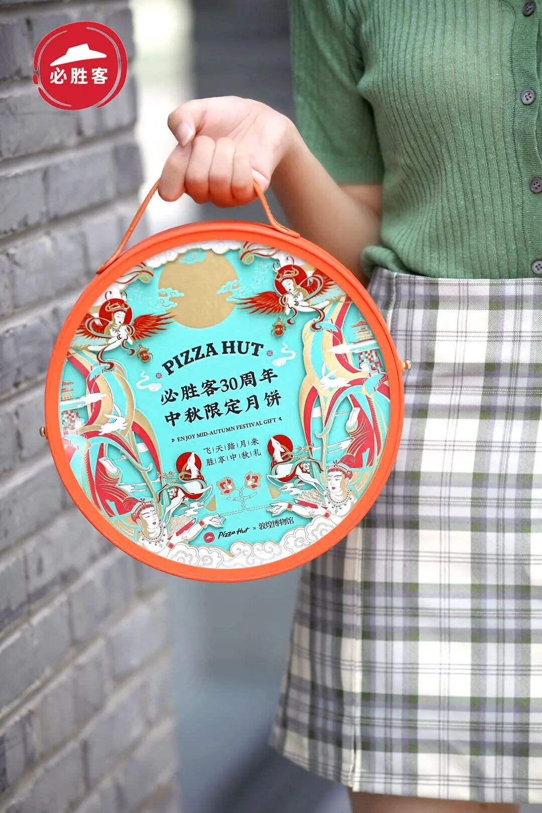 卡姿兰x必胜客的“下午茶”主题彩妆包装，梦回爱丽丝！-广告人干货库