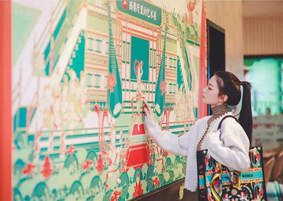 卡姿兰x必胜客的“下午茶”主题彩妆包装，梦回爱丽丝！-广告人干货库