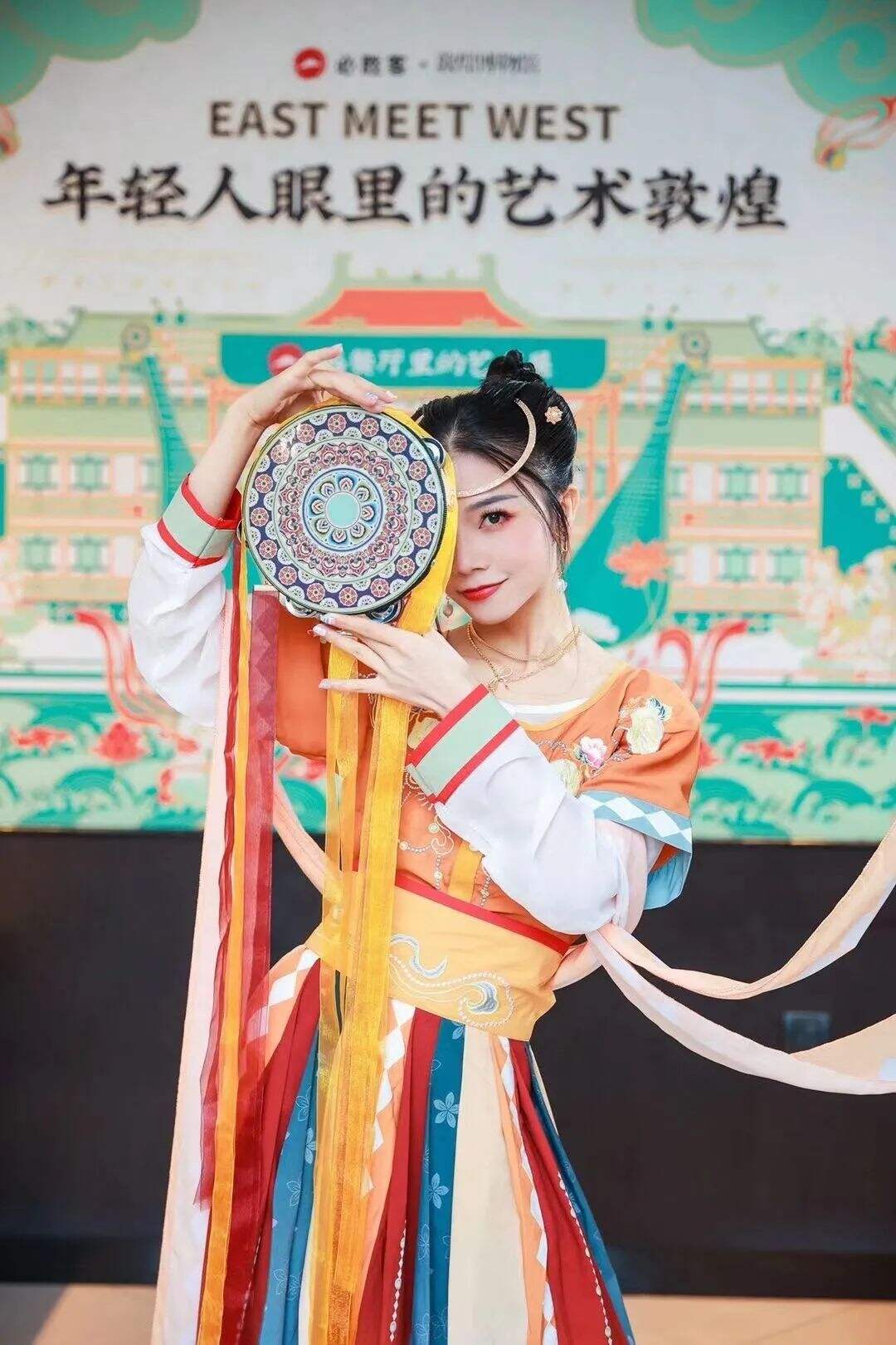 卡姿兰x必胜客的“下午茶”主题彩妆包装，梦回爱丽丝！-广告人干货库