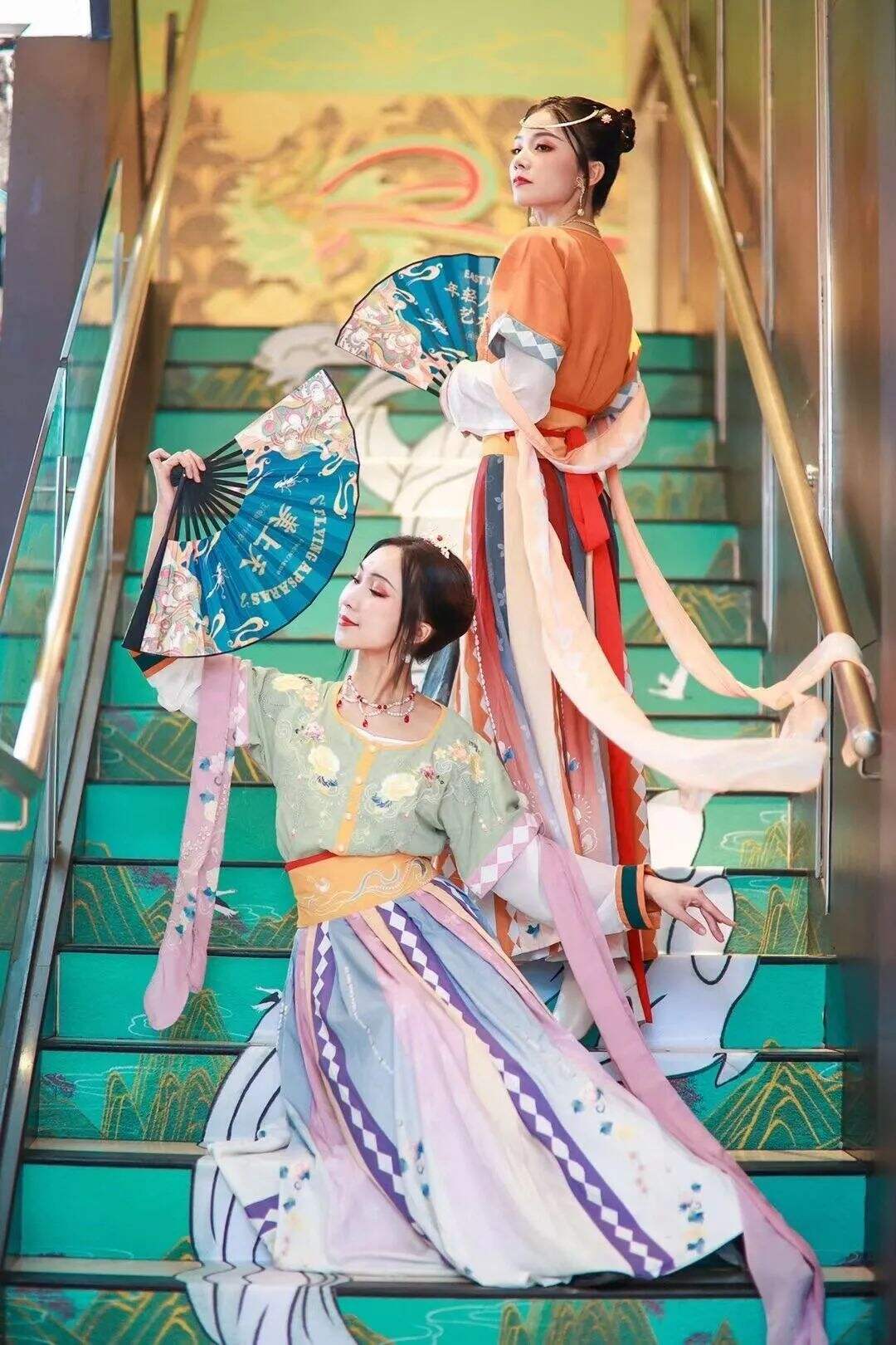 卡姿兰x必胜客的“下午茶”主题彩妆包装，梦回爱丽丝！-广告人干货库