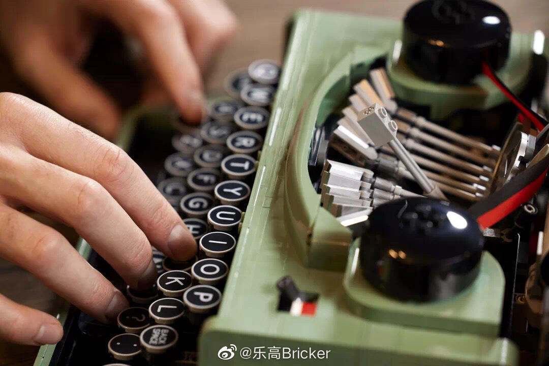 乐高打字机真的敲复古-广告人干货库