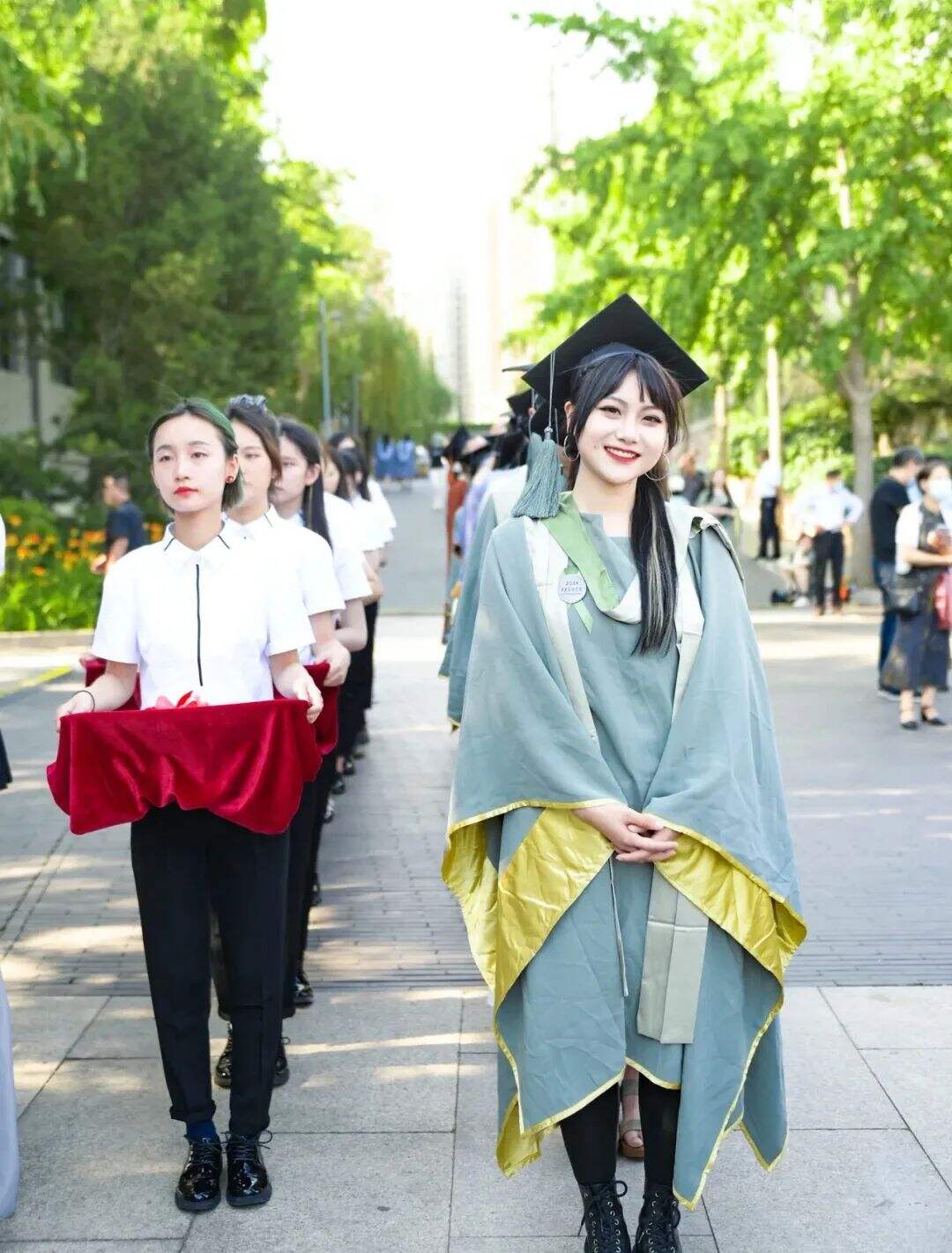九大美院“学士服”美上热搜！设计也太绝了，网友：羡慕哭了-广告人干货库