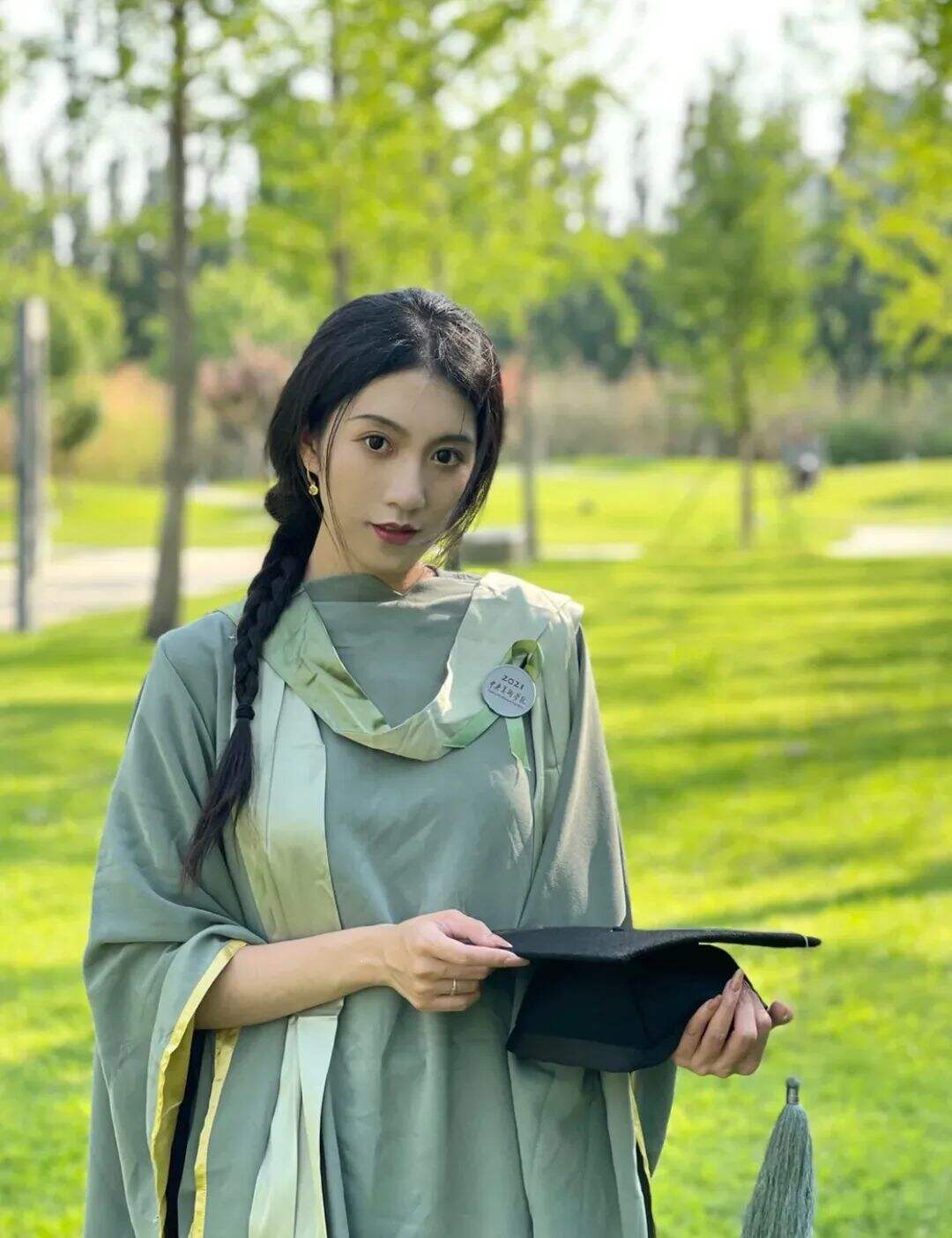 九大美院“学士服”美上热搜！设计也太绝了，网友：羡慕哭了-广告人干货库