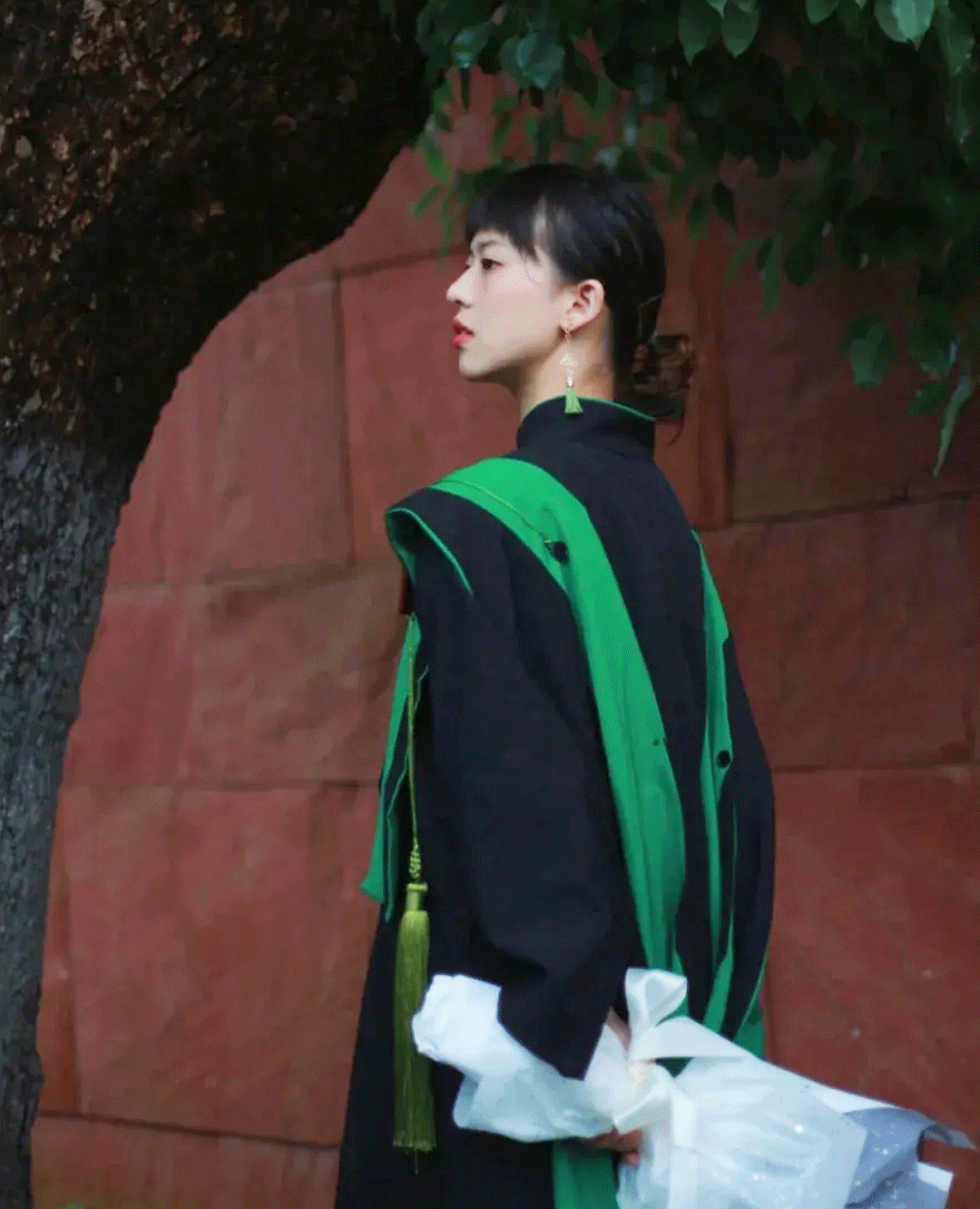 广告人干货库 九大美院“学士服”美上热搜!设计也太绝了,网友:羡慕哭了-广告人干货库