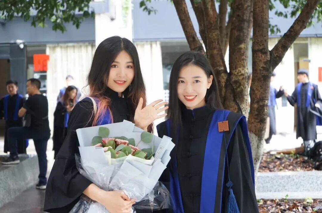 九大美院“学士服”美上热搜！设计也太绝了，网友：羡慕哭了-广告人干货库