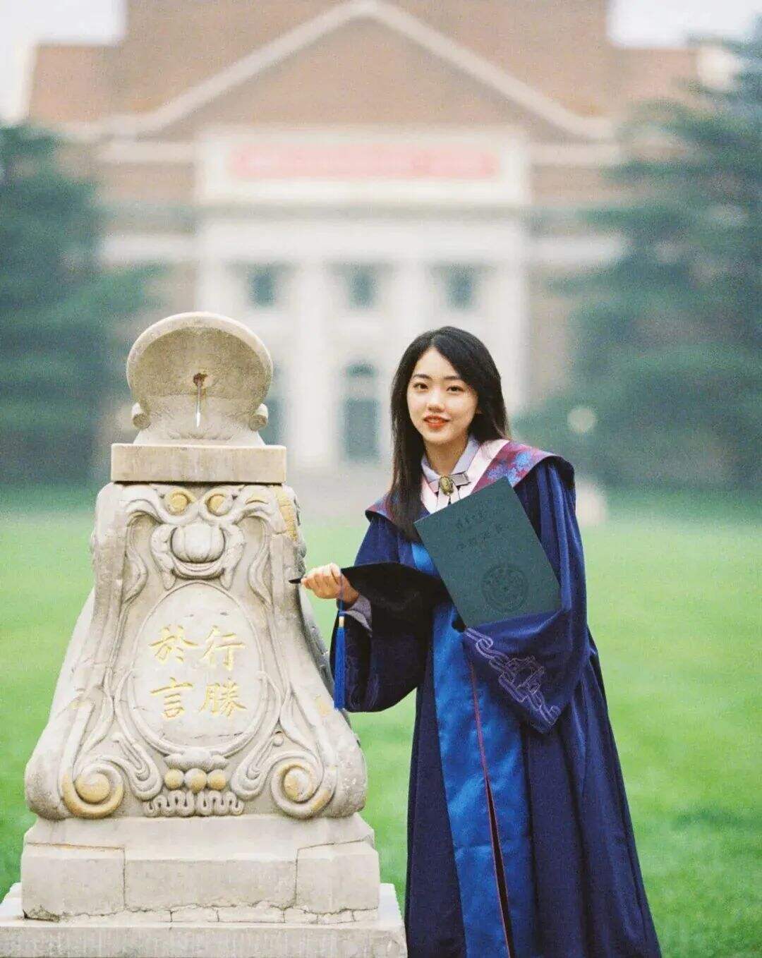 广告人干货库 九大美院“学士服”美上热搜!设计也太绝了,网友:羡慕哭了-广告人干货库