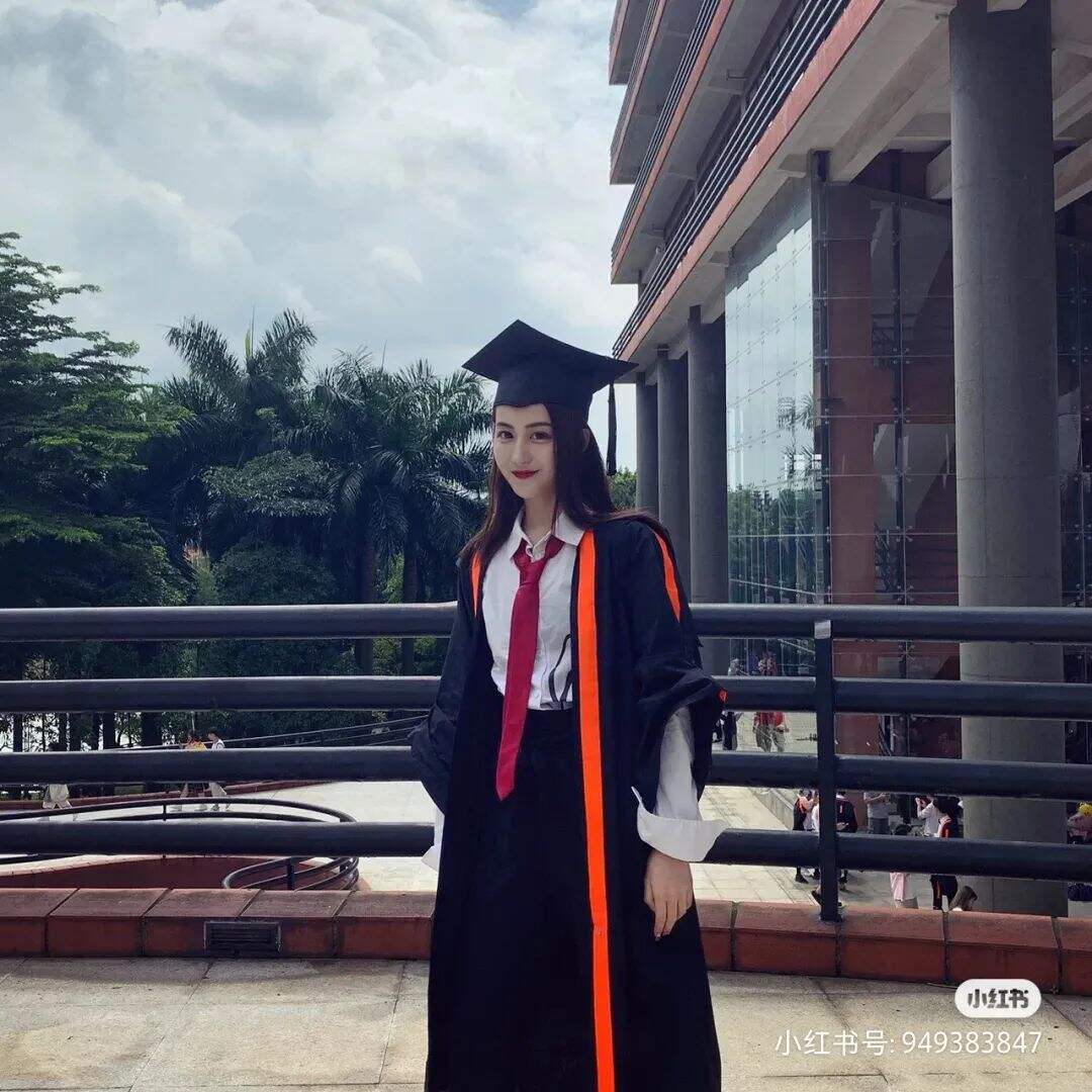 广告人干货库 九大美院“学士服”美上热搜!设计也太绝了,网友:羡慕哭了-广告人干货库