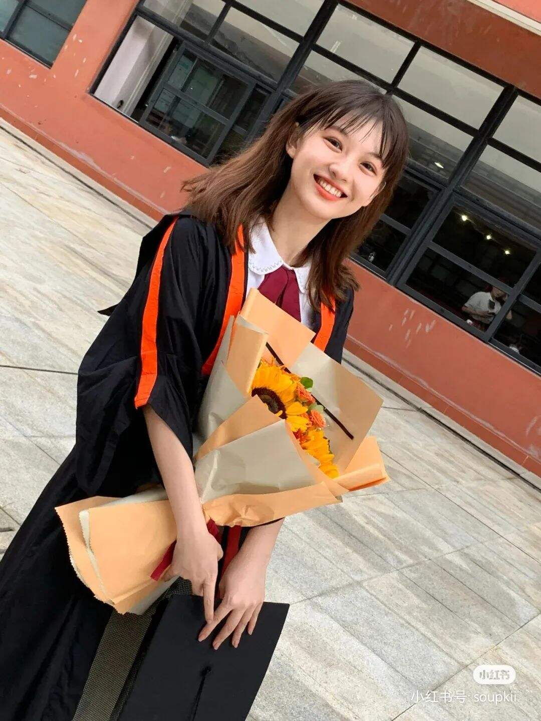 九大美院“学士服”美上热搜！设计也太绝了，网友：羡慕哭了-广告人干货库