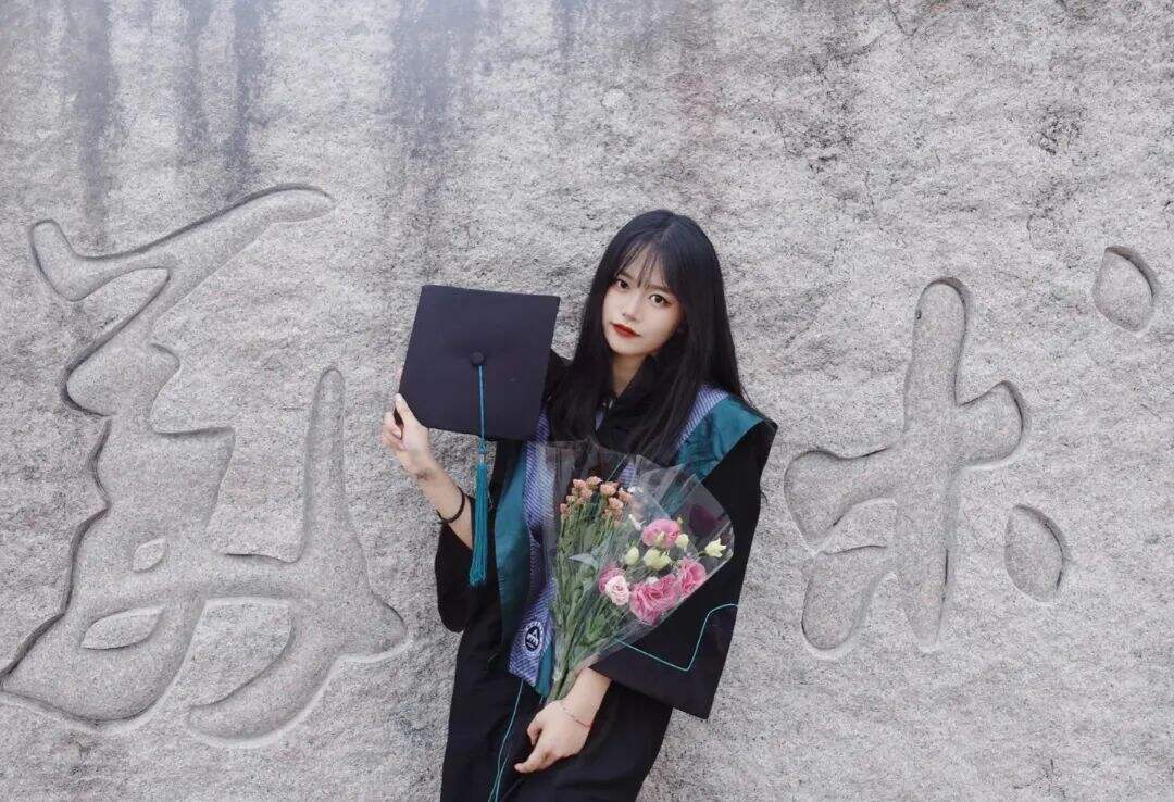 九大美院“学士服”美上热搜！设计也太绝了，网友：羡慕哭了-广告人干货库