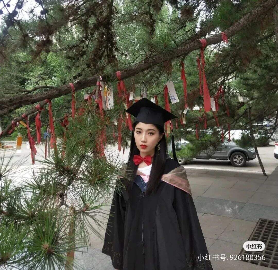 九大美院“学士服”美上热搜！设计也太绝了，网友：羡慕哭了-广告人干货库