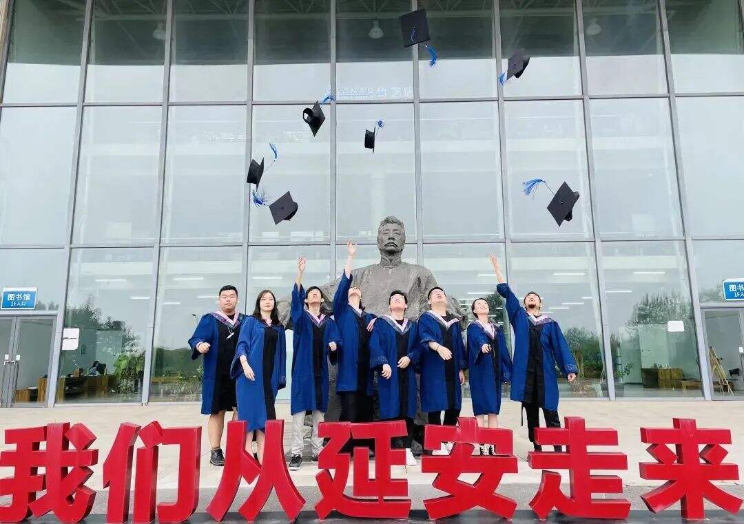 广告人干货库 九大美院“学士服”美上热搜!设计也太绝了,网友:羡慕哭了-广告人干货库