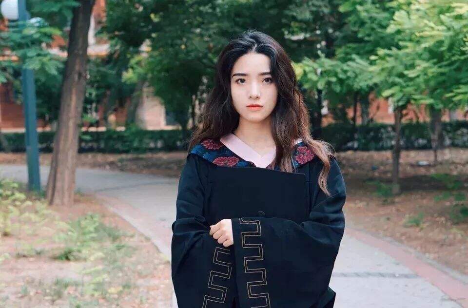 九大美院“学士服”美上热搜！设计也太绝了，网友：羡慕哭了-广告人干货库
