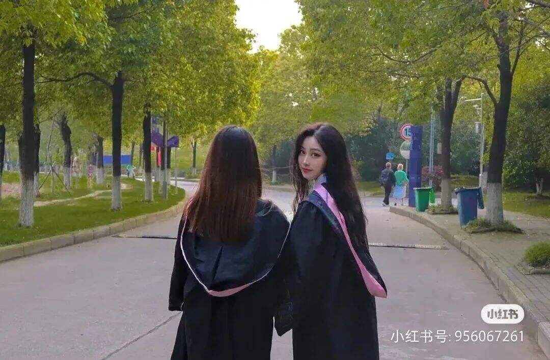 九大美院“学士服”美上热搜！设计也太绝了，网友：羡慕哭了-广告人干货库