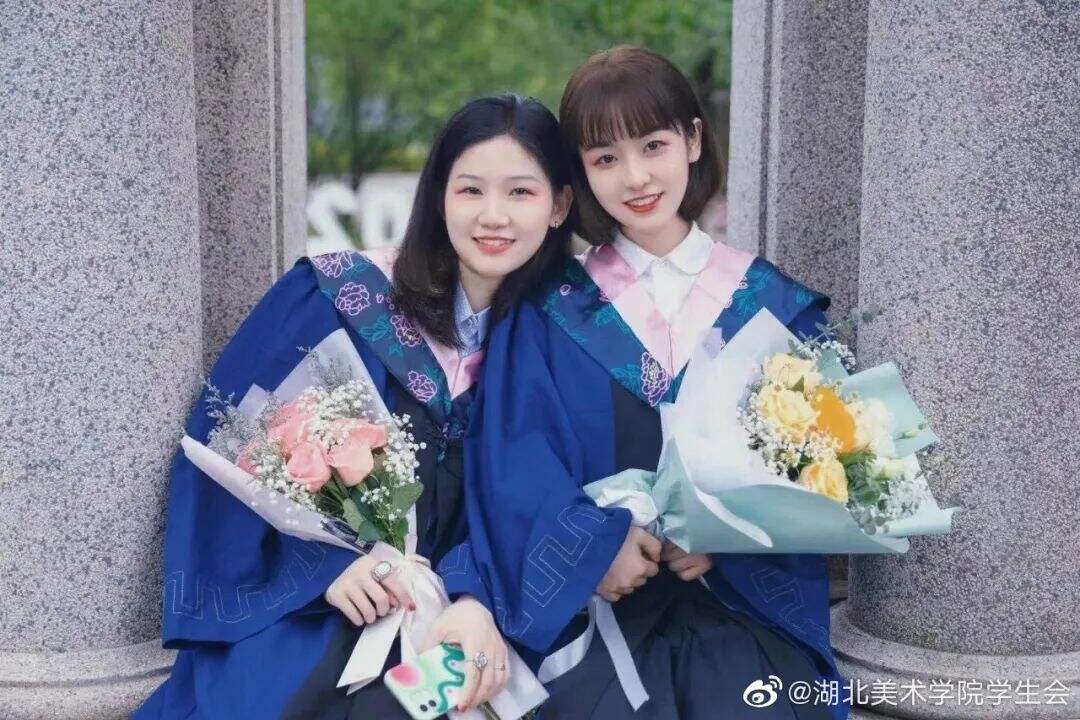 九大美院“学士服”美上热搜！设计也太绝了，网友：羡慕哭了-广告人干货库