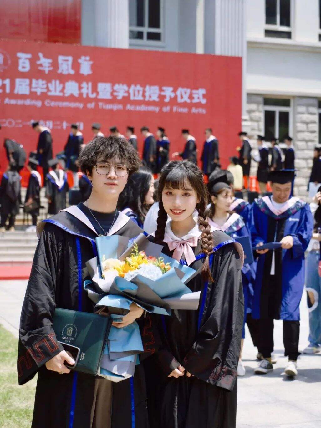 广告人干货库 九大美院“学士服”美上热搜!设计也太绝了,网友:羡慕哭了-广告人干货库