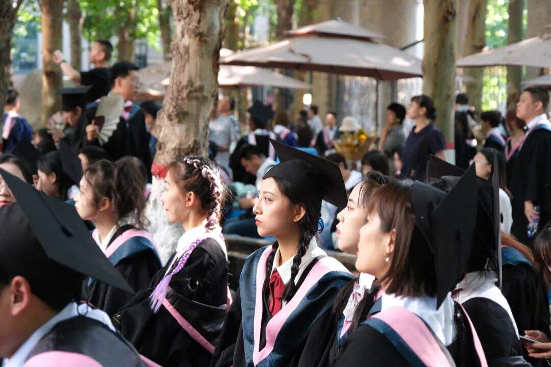 广告人干货库 九大美院“学士服”美上热搜!设计也太绝了,网友:羡慕哭了-广告人干货库