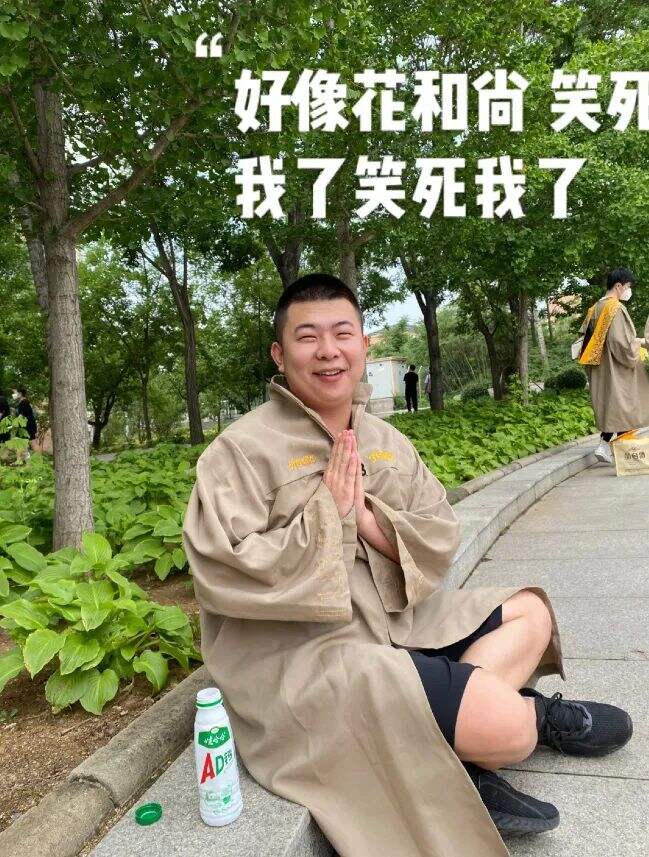 广告人干货库 九大美院“学士服”美上热搜!设计也太绝了,网友:羡慕哭了-广告人干货库