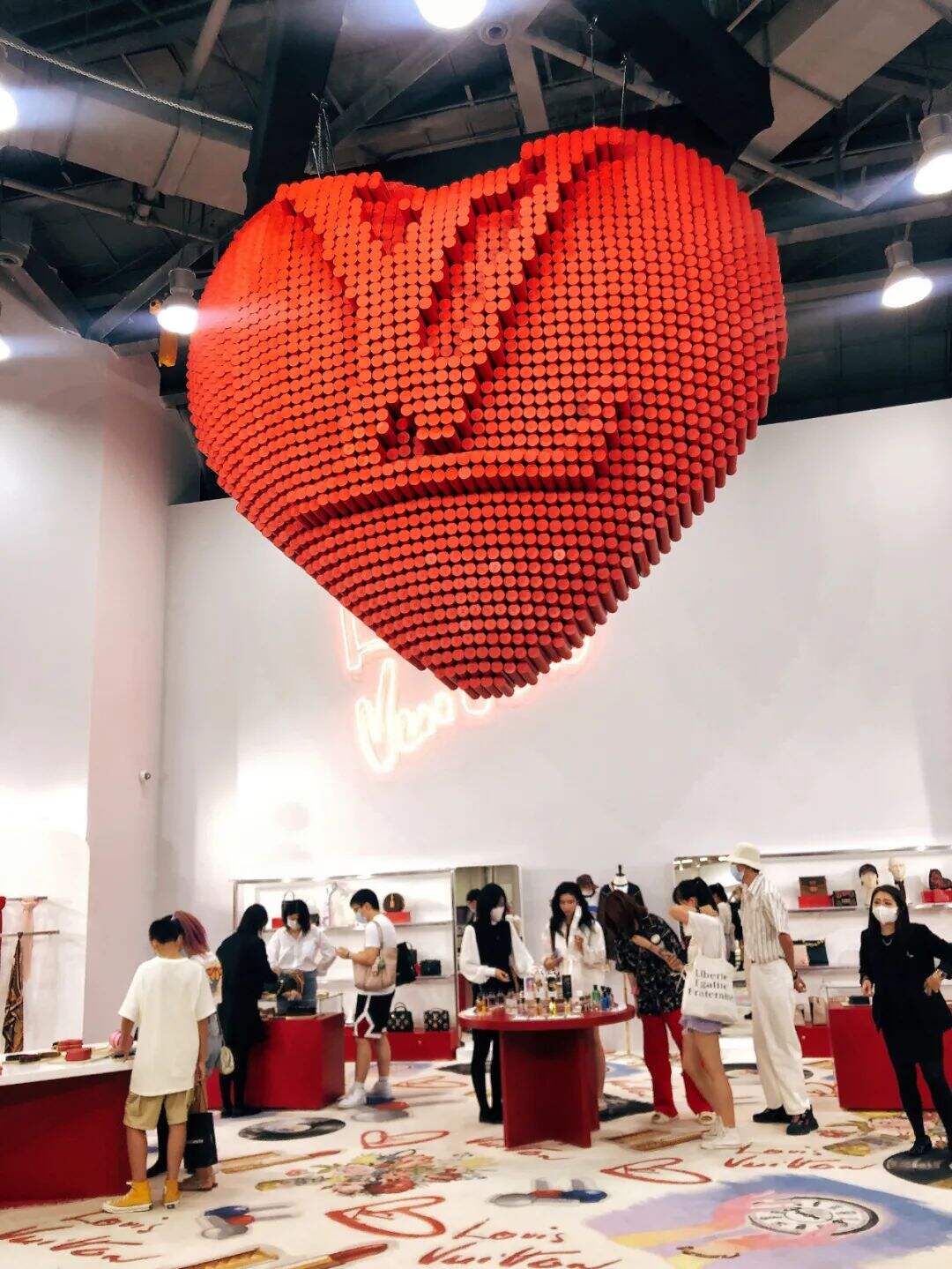 广告人干货库 七夕,LV、香奈儿们有点“冷静”?-广告人干货库