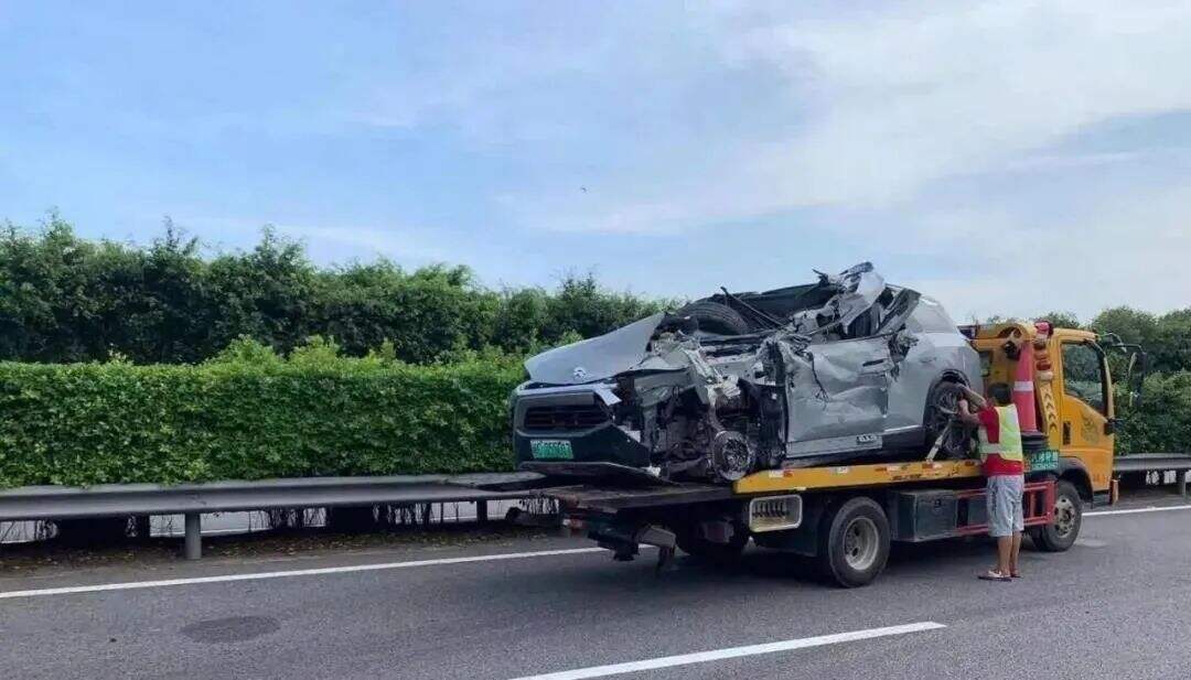 广告人干货库 干货早报:复旦启动调查张文宏博士论文;华尔街英语被曝威胁员工主动离职;蔚来公布车祸行驶数据-广告人干货库