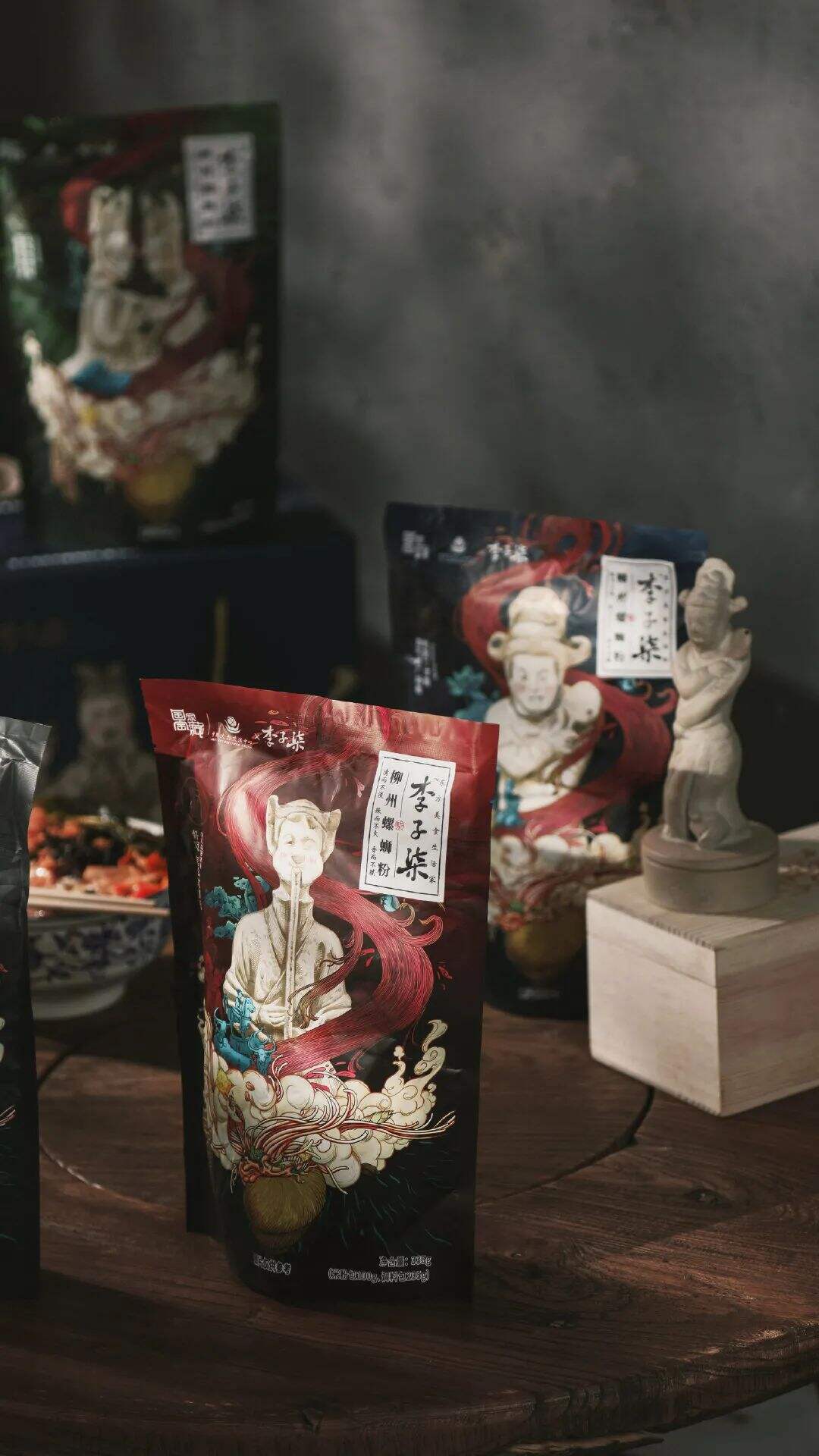 李子柒x国家宝藏x国家文物交流中心联名款螺蛳粉，国风包装爱了！-广告人干货库