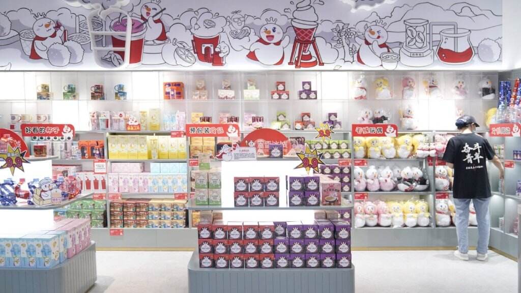 蜜雪冰城推出首家「雪王城堡体验店」-广告人干货库