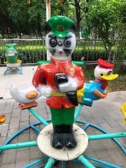 吓哭了！这些“阴间”游乐场装置设计，堪比国产恐怖片...-广告人干货库