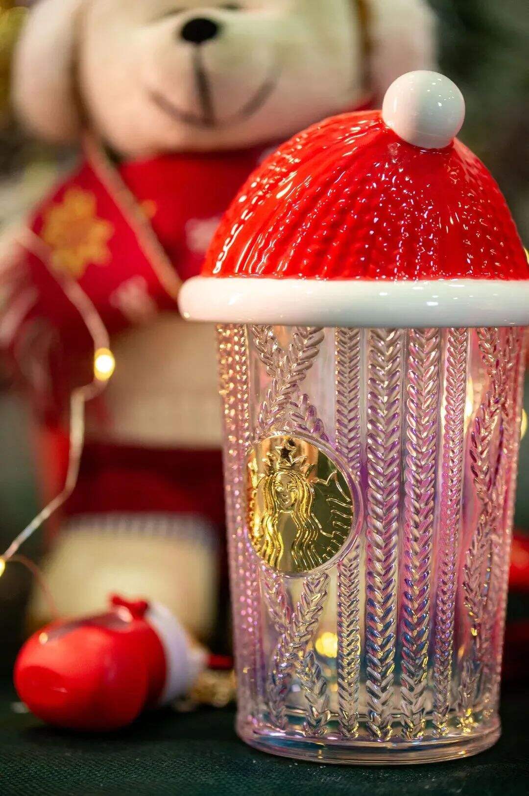 广告人干货库 还有一个多月才到圣诞节,瑞幸与星巴克就悄悄换上了圣诞杯?-广告人干货库