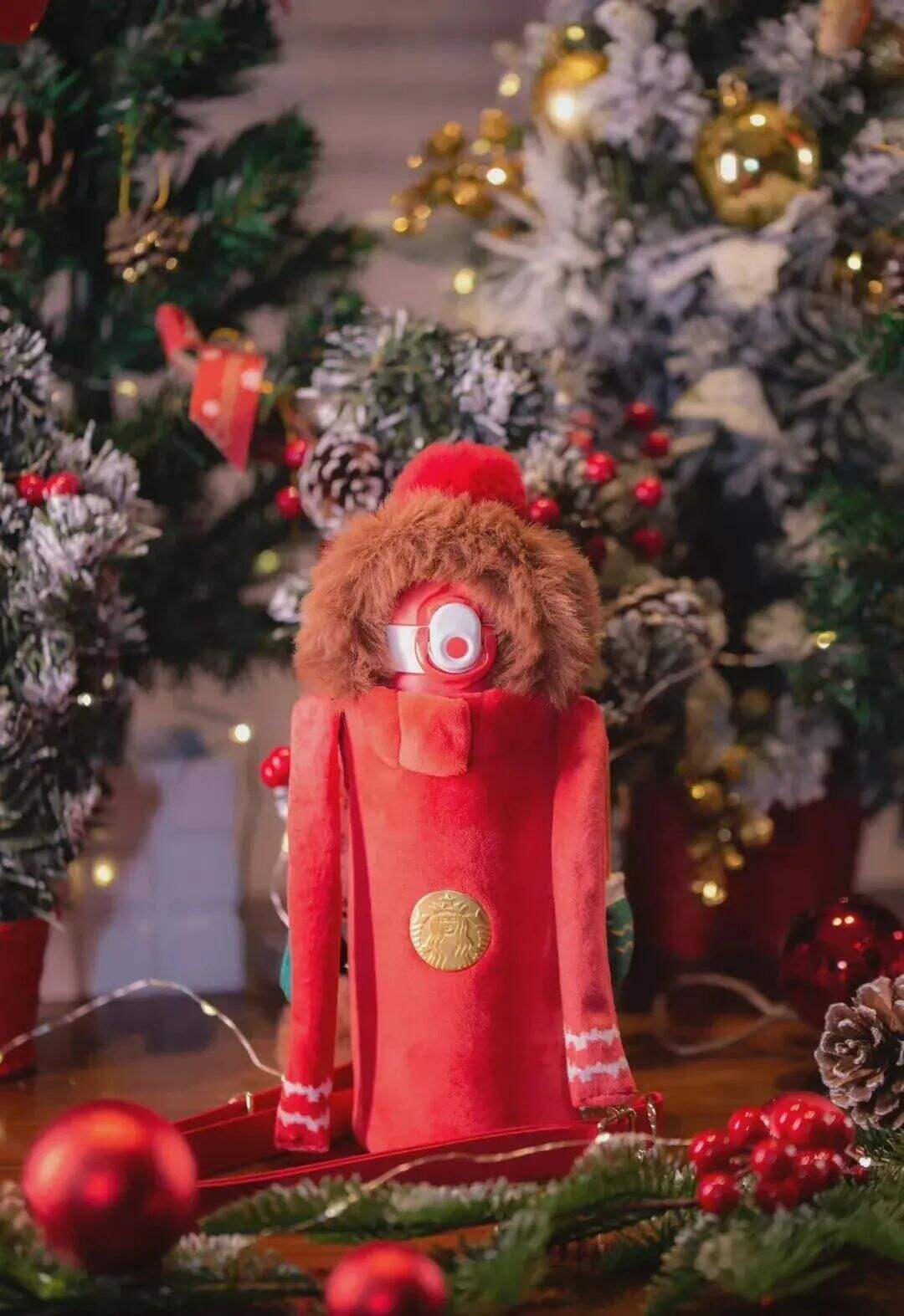 广告人干货库 还有一个多月才到圣诞节,瑞幸与星巴克就悄悄换上了圣诞杯?-广告人干货库