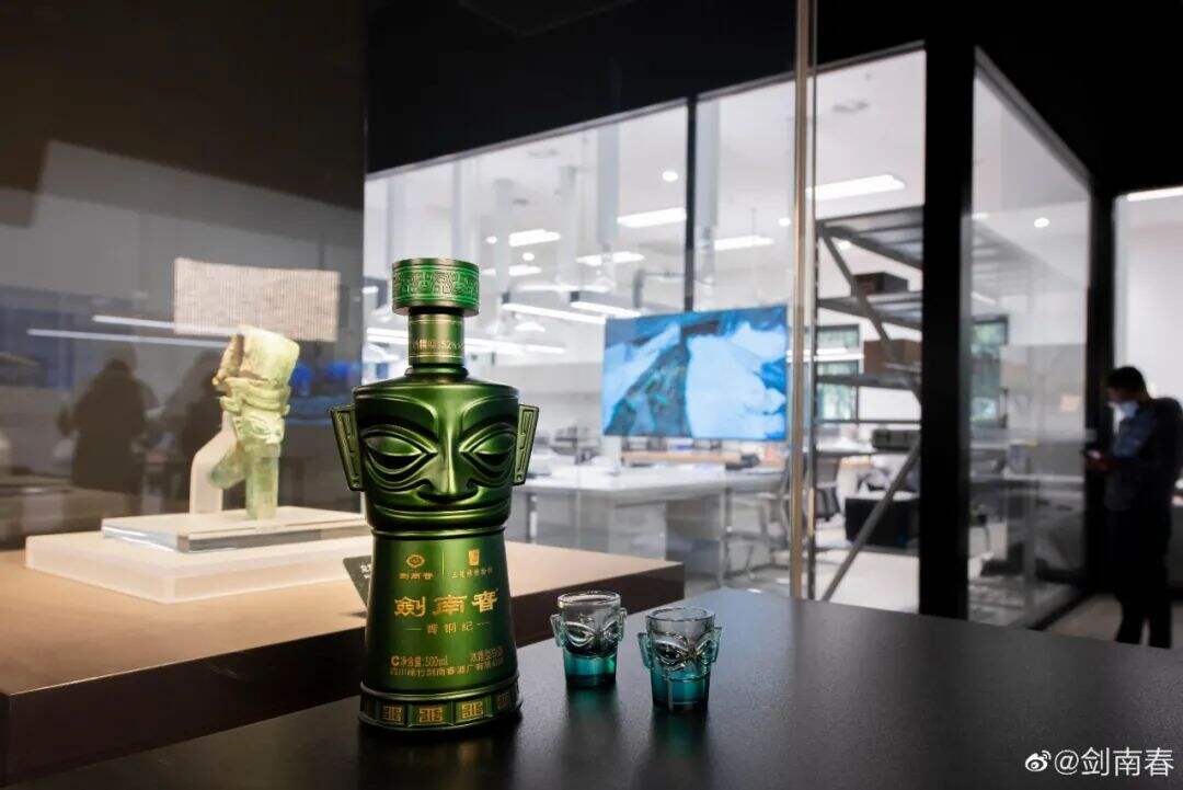 广告人干货库 上新了!剑南春联名三星堆,青铜面具的酒瓶包装好霸气!-广告人干货库