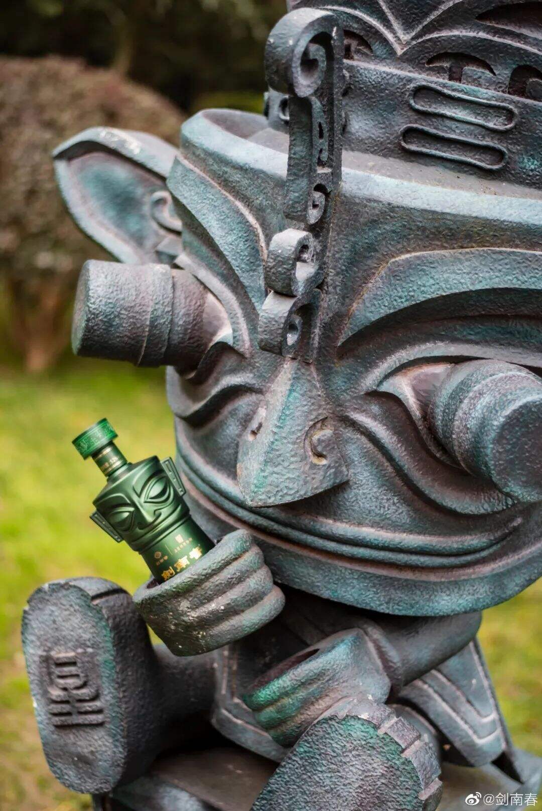 广告人干货库 上新了!剑南春联名三星堆,青铜面具的酒瓶包装好霸气!-广告人干货库