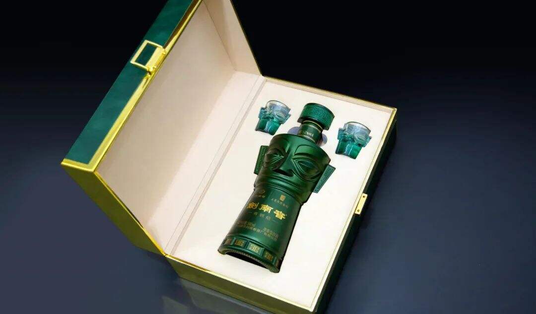广告人干货库 上新了!剑南春联名三星堆,青铜面具的酒瓶包装好霸气!-广告人干货库