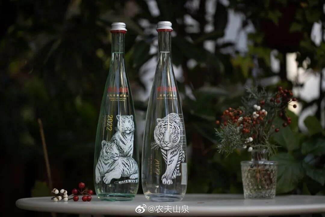 广告人干货库 农夫山泉虎年限定生肖瓶来了!还是熟悉的水滴状包装设计!-广告人干货库