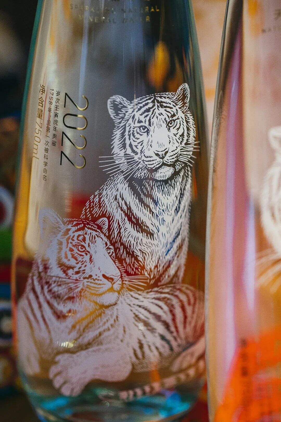 农夫山泉虎年限定生肖瓶来了！还是熟悉的水滴状包装设计！-广告人干货库
