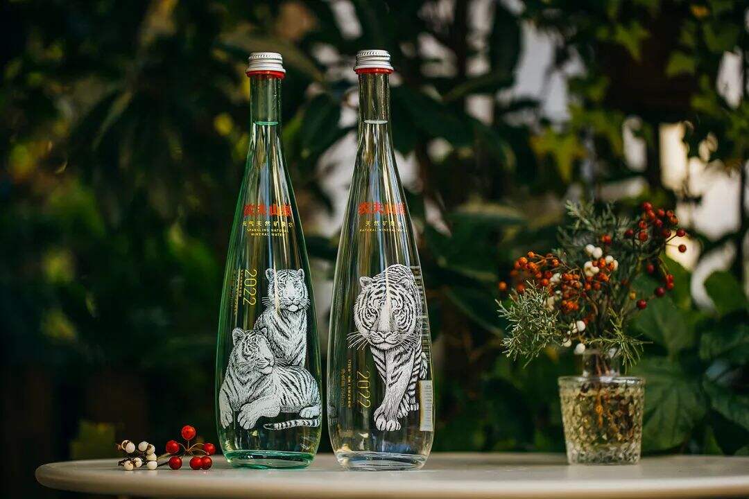 广告人干货库 农夫山泉虎年限定生肖瓶来了!还是熟悉的水滴状包装设计!-广告人干货库