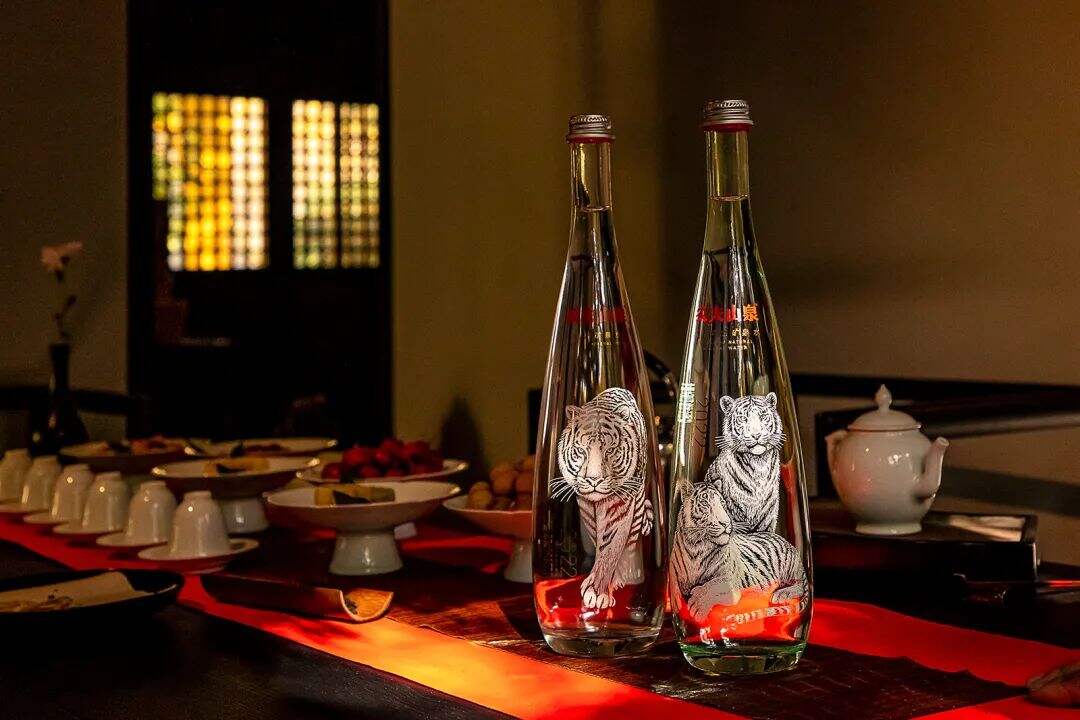 农夫山泉虎年限定生肖瓶来了！还是熟悉的水滴状包装设计！-广告人干货库