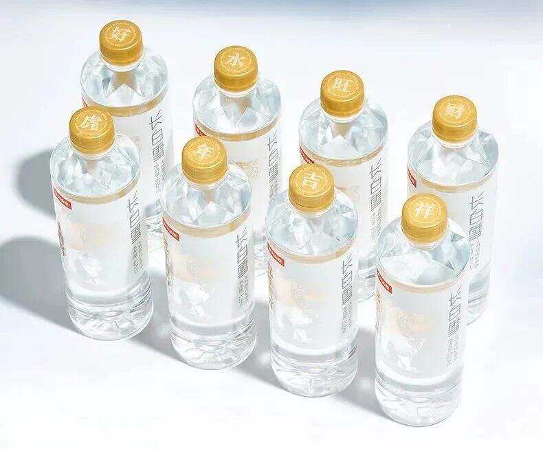 广告人干货库 农夫山泉虎年限定生肖瓶来了!还是熟悉的水滴状包装设计!-广告人干货库