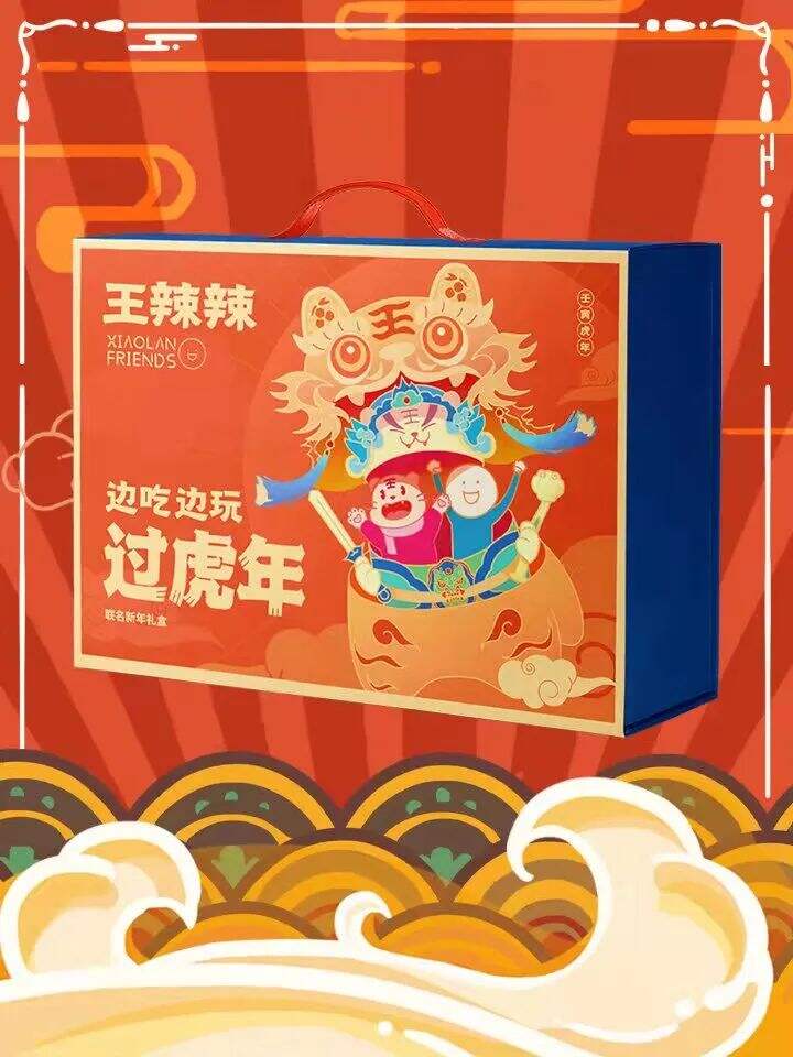 零食品牌「王辣辣」x 潮玩 IP 小蓝推出新年礼盒-广告人干货库