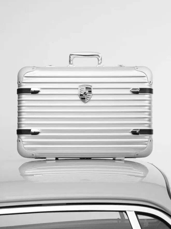 「RIMOWA」 联名「保时捷」推出手提箱-广告人干货库