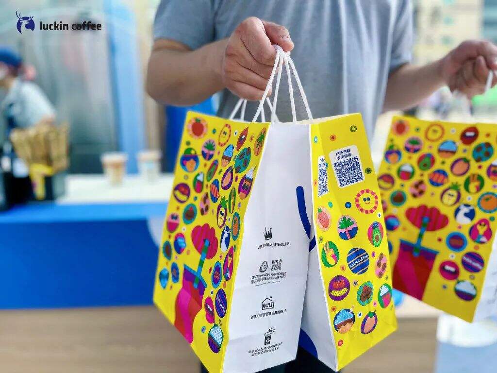 广告人干货库 瑞幸发布新LOGO新包装,设计很夏天很活泼!-广告人干货库