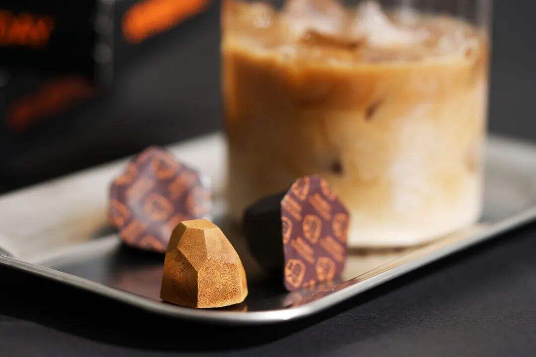 每日黑巧 × 一块小宇宙推出黑超咖啡块-广告人干货库
