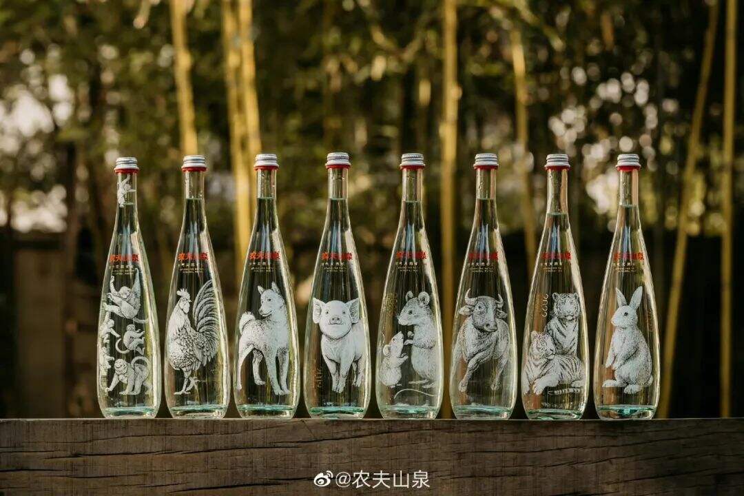农夫山泉推出金兔瓶,设计很带感! 农夫山泉推出金兔瓶,设计很带感!